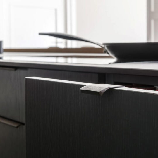 Greep Edge Straight  Antraciet geborsteld  leverbaar in 3 lengte maten