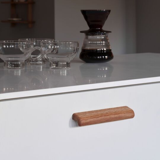 landelijke keuken wit met hout houten deurgreep