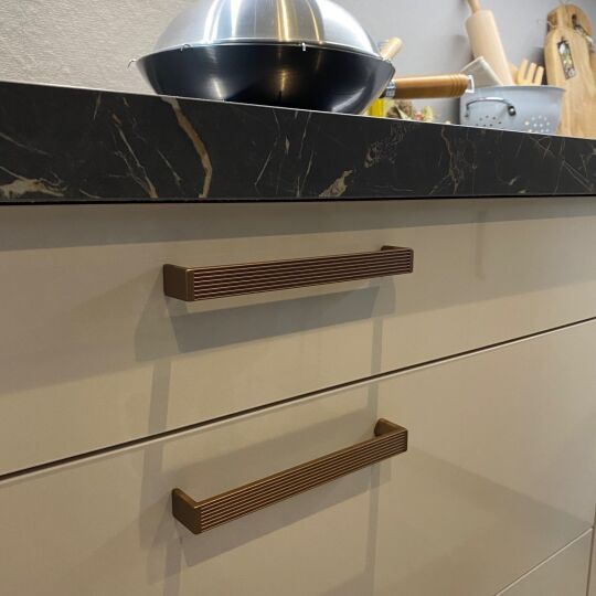 Greep Tengo  Brons  de greep[ is leverbaar in de boorafstanden 160 en 320mm